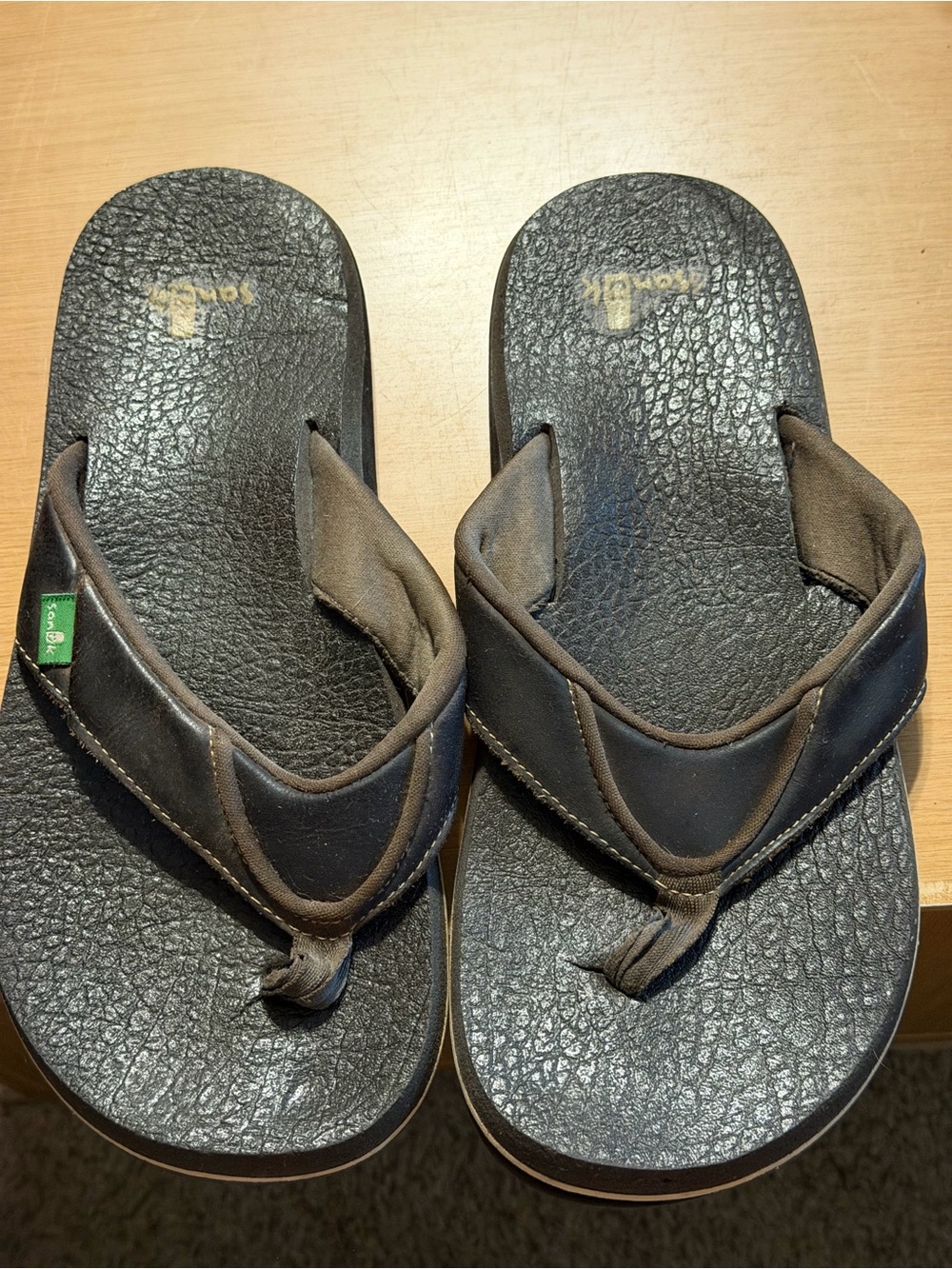 Sanuk Men's Black and Brown Leather Padded Flip-Flop Sandals